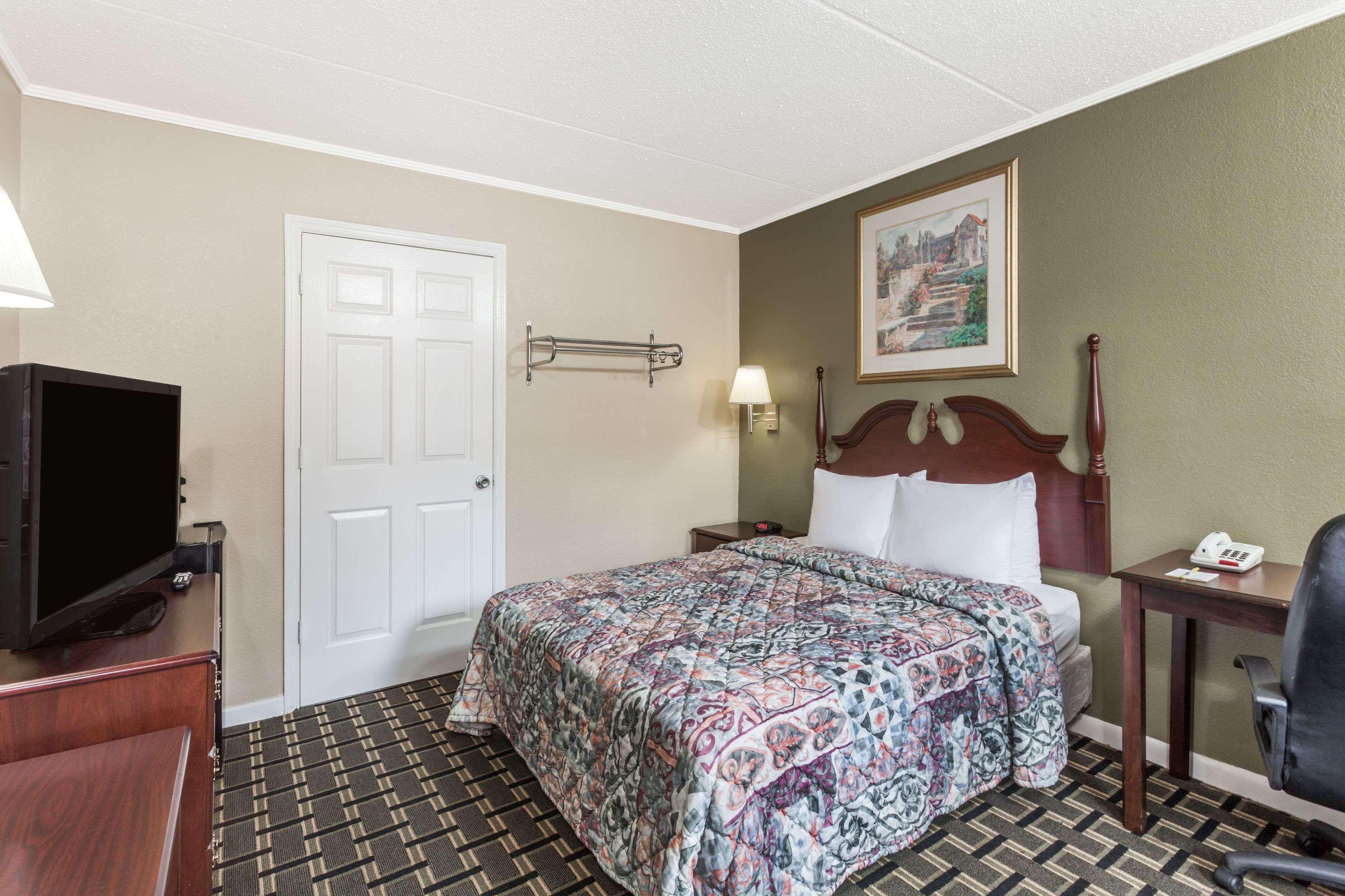 Days Inn By Wyndham Lenoir City Eksteriør billede