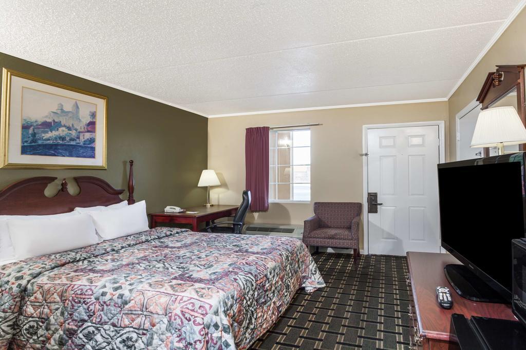 Days Inn By Wyndham Lenoir City Eksteriør billede
